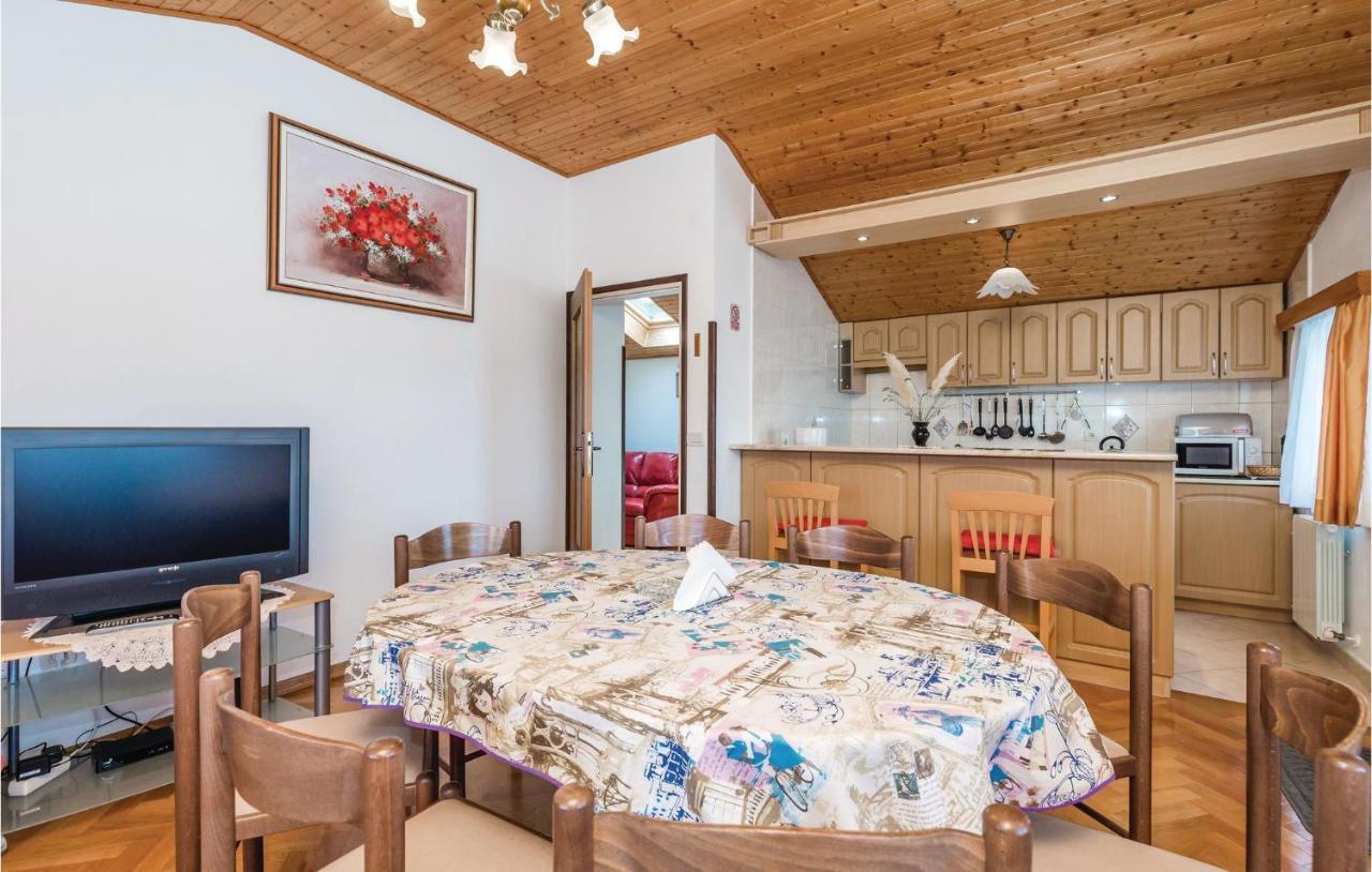Beautiful Apartment In Brsec With Kitchen Exterior foto