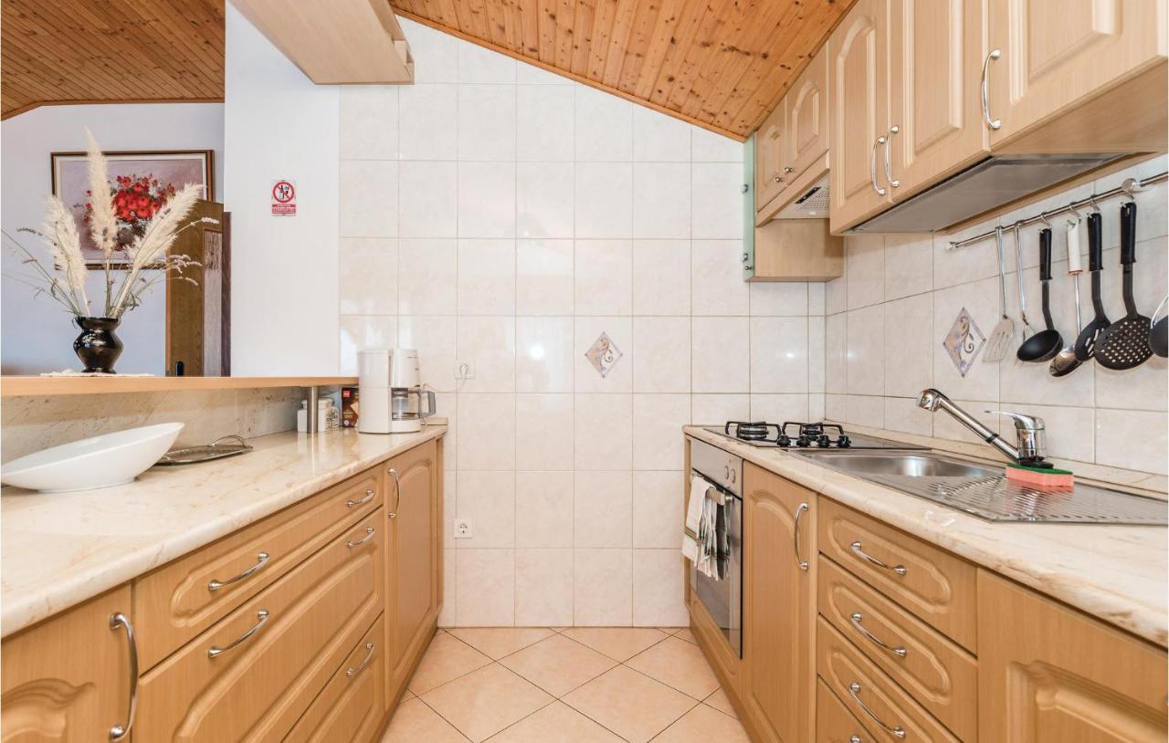 Beautiful Apartment In Brsec With Kitchen Exterior foto